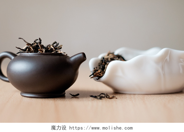 桌子上的棕色茶壶和白色盘子茶壶和茶盒